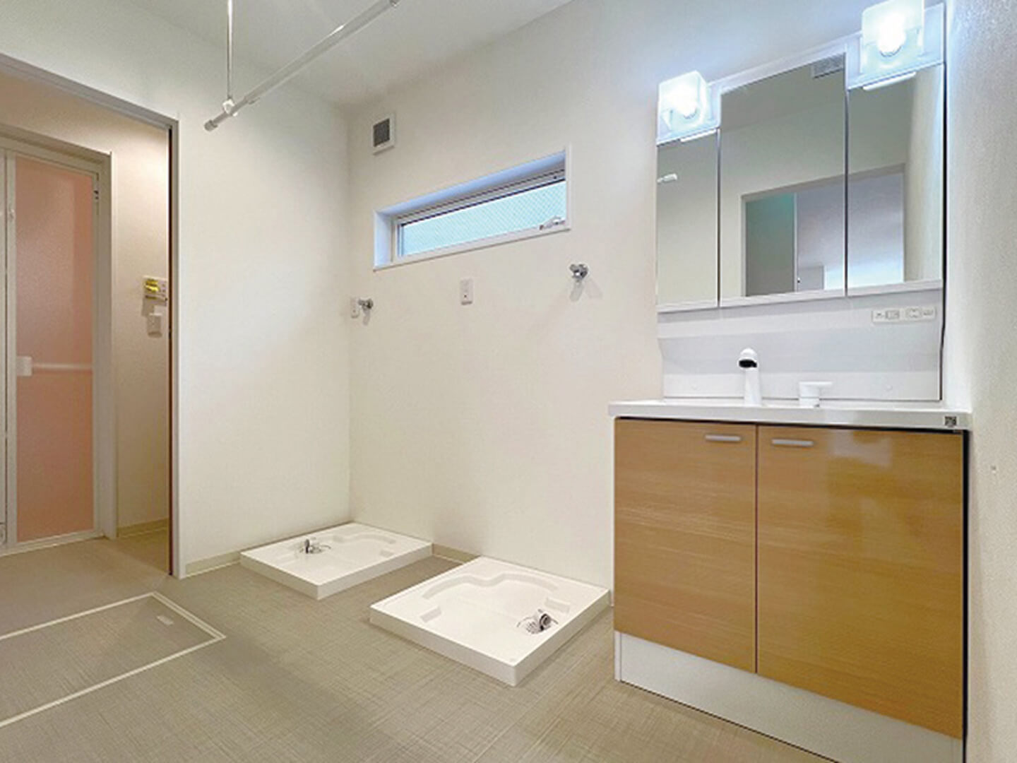 洗濯機は2台あるためコインランドリーは不要です