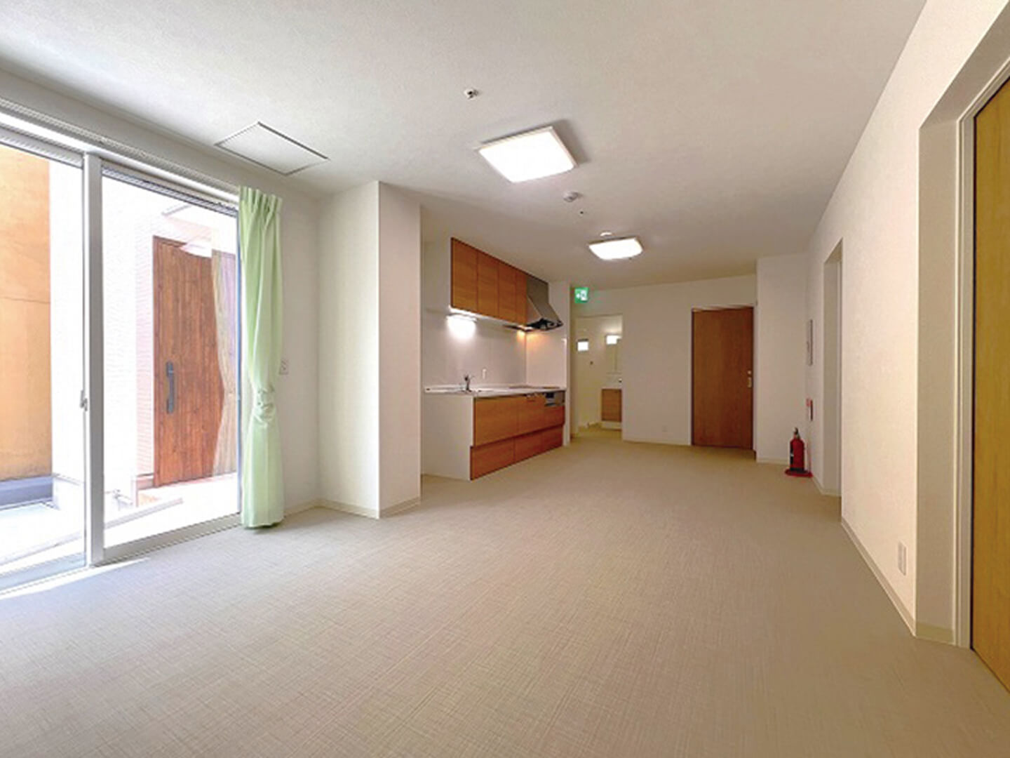 明るく広いリビングダイニングルームです