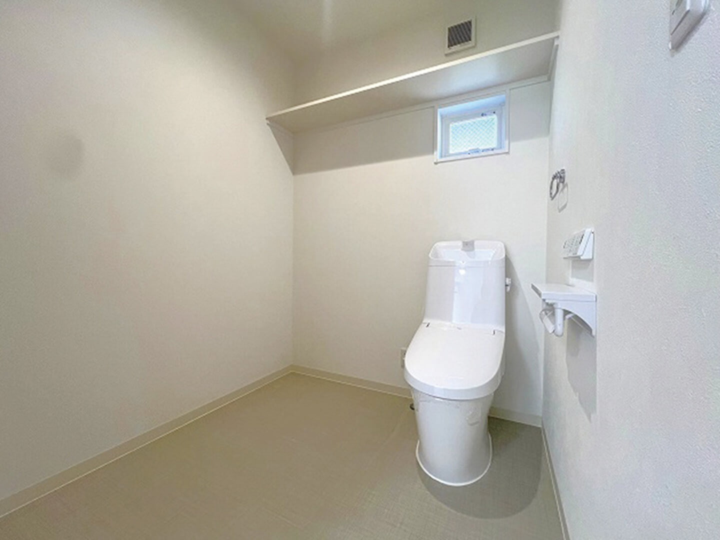 間口が広いトイレのため、車いすでも簡単に入れます